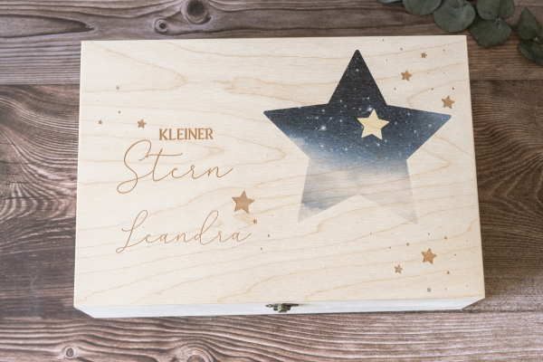 Holzbox Klappdeckel mit Scharniere und Verschluss, Gravur mit kleinen Stern und Namen, Aufdruck im Sternform ein Sternenhimmel, Sternenkind
